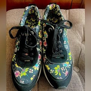 Marc Fisher Elena Size 8 low top fashion sneakers